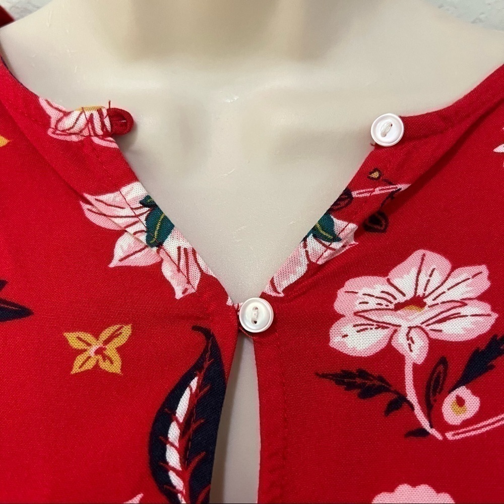 Old navy red floral print blouse, S, V-neck button closures, cuff sleeves, flowy - Picture 6 of 12